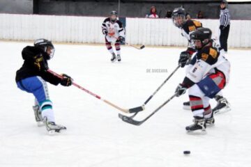 Micii hocheiști suceveni au reușit să câștige două din cele patru meciuri de la București