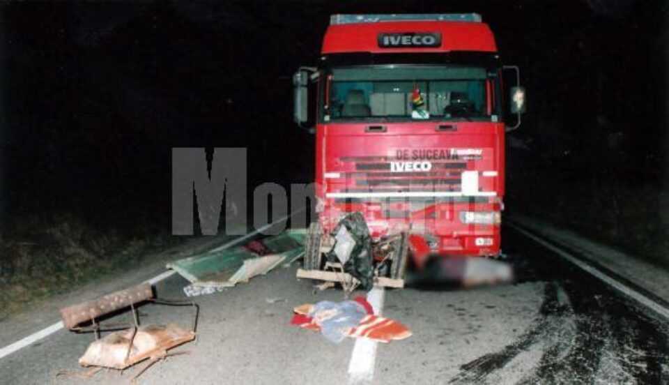 O căruță care circula noaptea fără a fi semnalizată a fost lovită violent de un autotractor