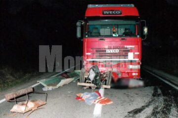 O căruță care circula noaptea fără a fi semnalizată a fost lovită violent de un autotractor