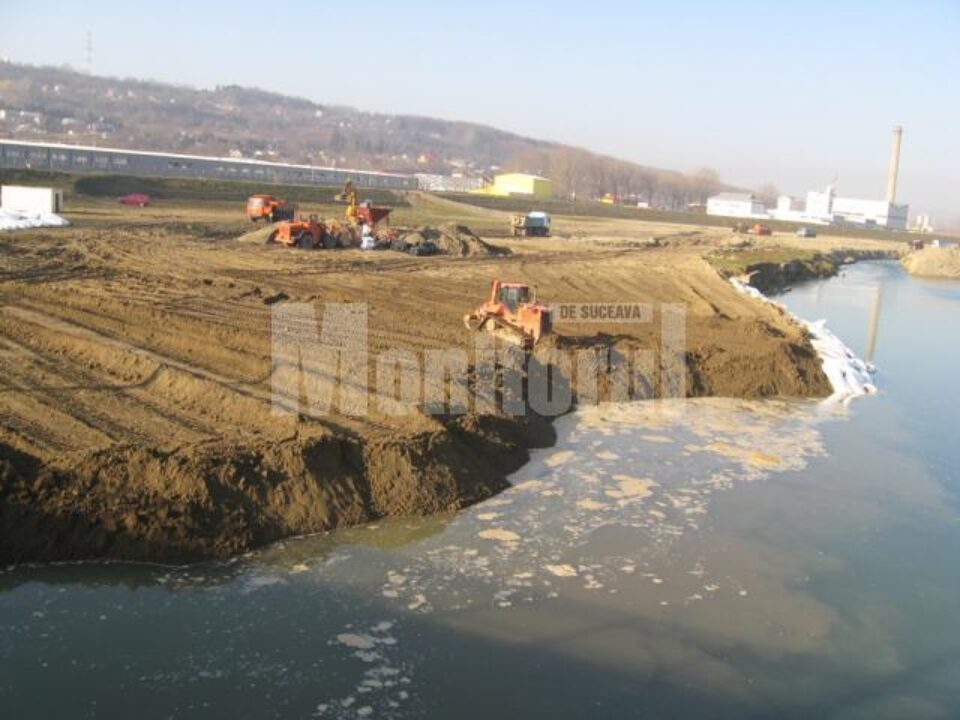 Lucrările de deviere a râului Suceava în zona podului de la Bazar au fost reluate în forță de constructorii de la SC CF Iași Grup Colas