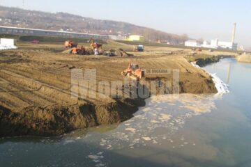 Lucrările de deviere a râului Suceava în zona podului de la Bazar au fost reluate în forță de constructorii de la SC CF Iași Grup Colas