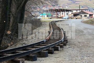 În parcul Ariniș de la Gura Humorului au început lucrările pentru amplasarea căii ferate pe care va circula mocănița