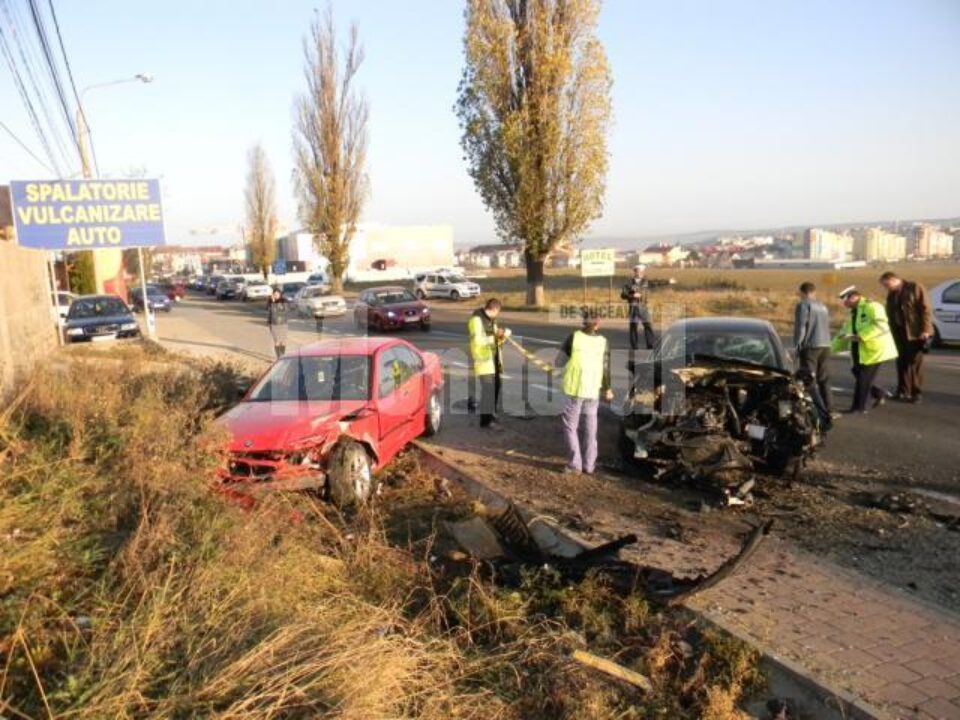 La intrarea în Suceava: Două mașini făcute zob, după ce unul dintre șoferi a evitat un pieton