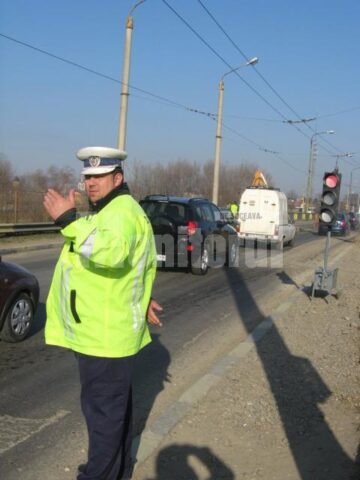 Traficul rutier, dirijat de semafor si de Politia Rutiera