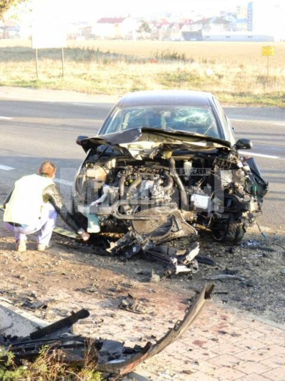 La intrarea în Suceava: Două mașini făcute zob, după ce unul dintre șoferi a evitat un pieton
