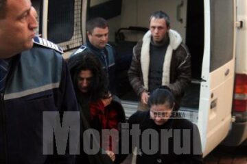 Cristina Boschi (stânga), Mariana Florentina Dumitrescu (dreapta) și Ionuț Marius Ciubotariu, duși în fata judecătorilor cu propunere de arestare preventivă
