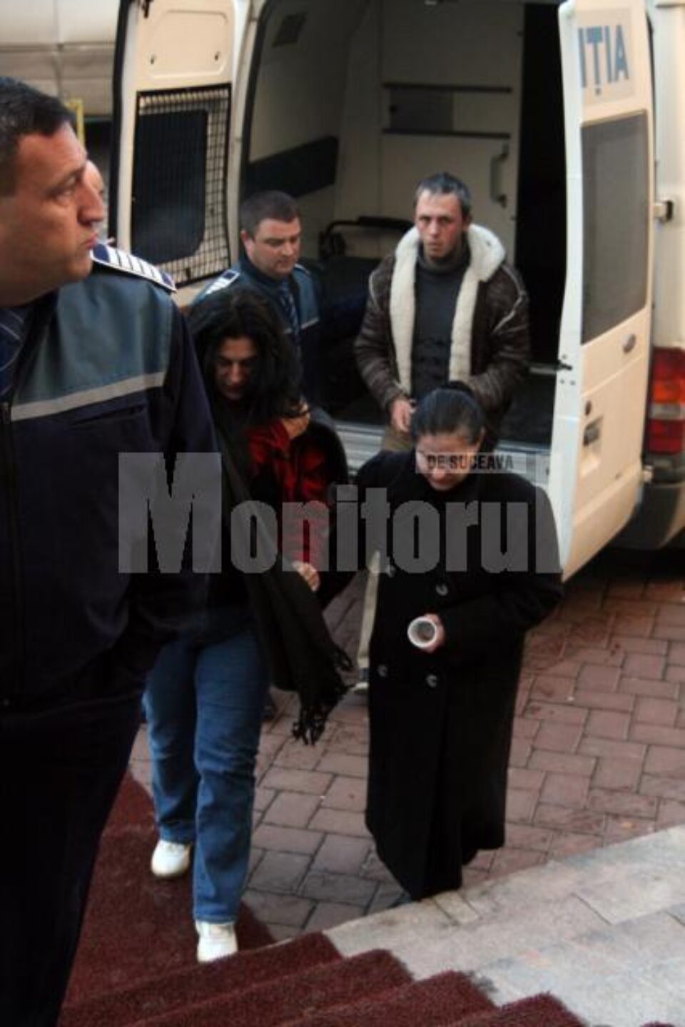 Cristina Boschi (stânga), Mariana Florentina Dumitrescu (dreapta) și Ionuț Marius Ciubotariu, duși în fata judecătorilor cu propunere de arestare preventivă