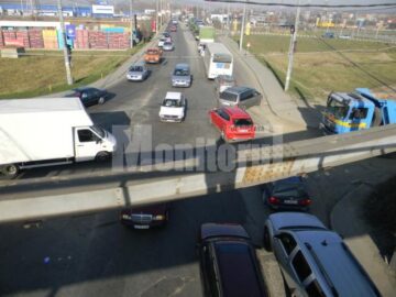 Cozi kilometrice de ambele parti ale podului de la Itcani