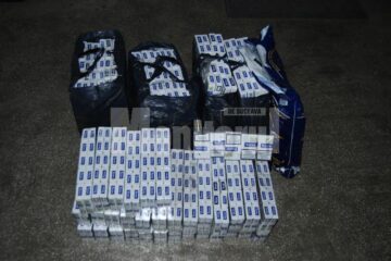 Polițiștii au scos din autoturism peste 900 de pachete de țigări