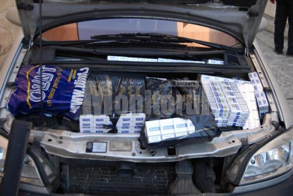 Sute de pachete erau ascunse sub capota mașinii