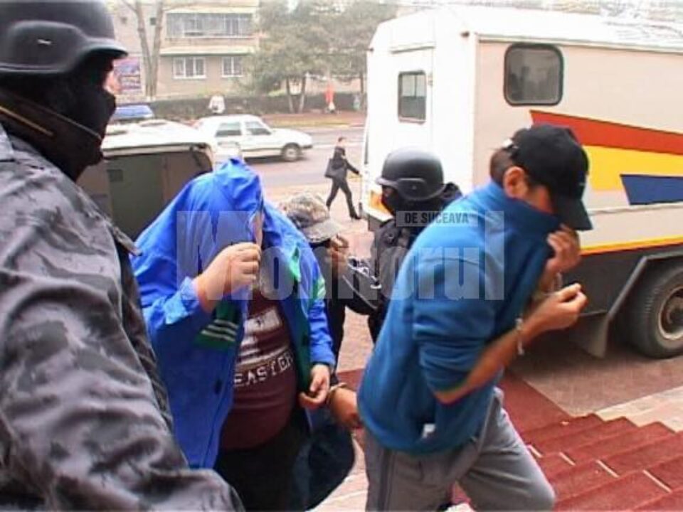 O parte dintre indivizilor arestați sâmbătă pentru contrabandă cu țigări, duși la Curtea de Apel Suceava