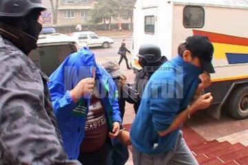 O parte dintre indivizilor arestați sâmbătă pentru contrabandă cu țigări, duși la Curtea de Apel Suceava