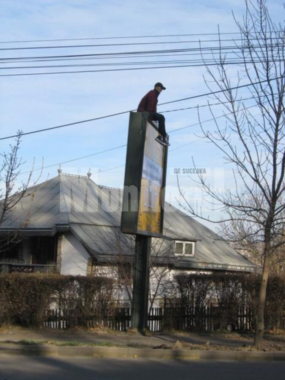 Manechinul trebuie să dispară de pe panoul publicitar de pe Calea Unirii