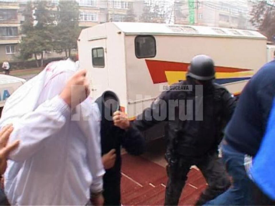O parte dintre indivizilor arestați sâmbătă pentru contrabandă cu țigări, duși la Curtea de Apel Suceava