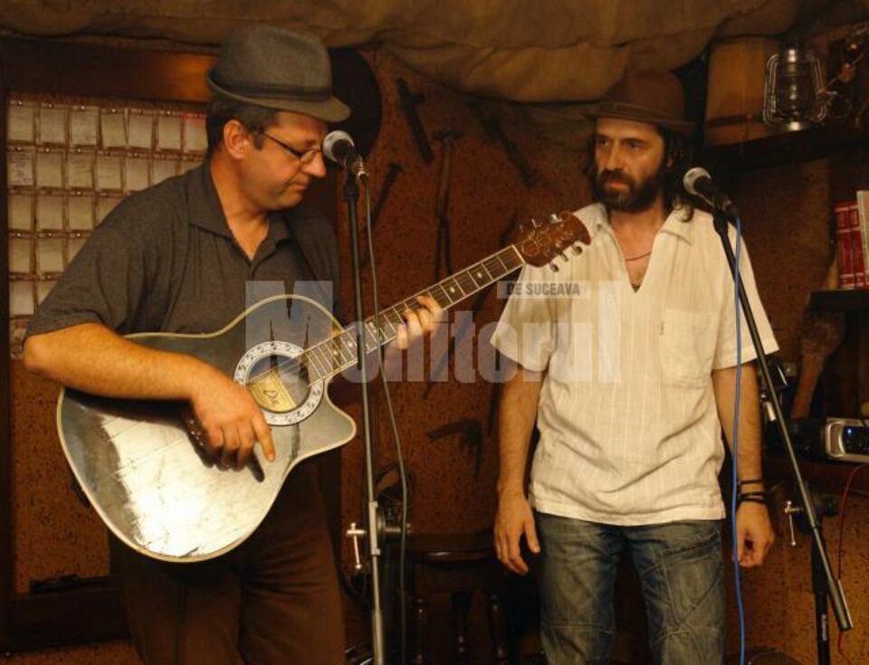 Viorel Gheorghiu (stânga) și Adrian Beznă, în concert la Pub Fierărie