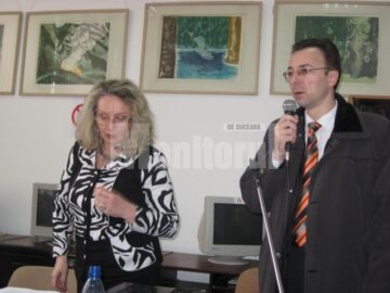 Scriitoarea Angela Furtuna si directorul Bibliotecii, Gabriel Cărăbuș