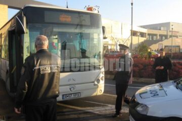 Agentul de paza care a atacat autobuzul, în dreapta imaginii
