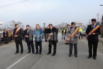 Tăierea panglicii la inaugurarea drumului județean Vatra Dornei-Panaci