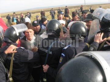 Momentul în care țăranii au început să forțeze cordonul jandarmilor