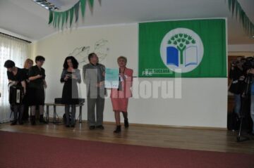 Angelica Ignat, coordonator proiectului Eco-Scoala prezinta steagul verde