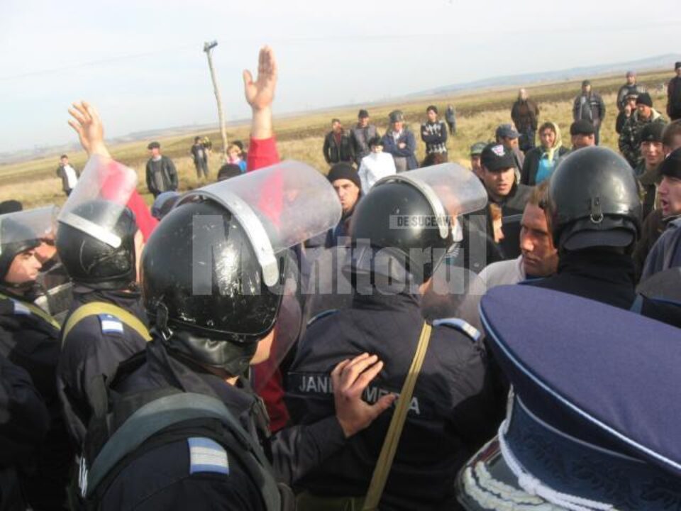 Momentul în care țăranii au început să forțeze cordonul jandarmilor Momentul în care țăranii au început să forțeze cordonul jandarmilor