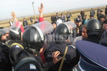 Momentul în care țăranii au început să forțeze cordonul jandarmilor