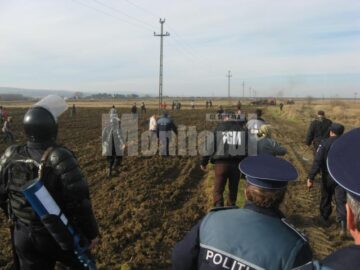 Scapati in camp, satenii s-au napustit spre tractoare