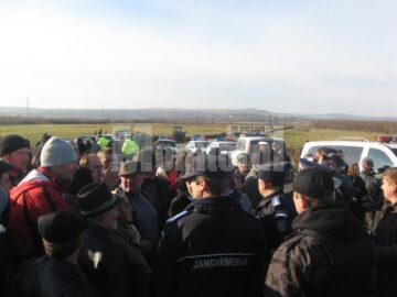 Jandarmii si politistii nu au reusit sa i convinga pe sateni sa nu se apropie de ogorul in litigiu