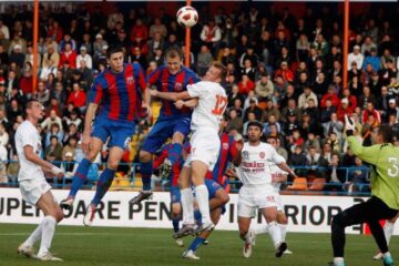 Kapetanos (centru), de la Steaua București, se luptă pentru balon cu un adversar, în meciul cu FCM Targu Mureș. Foto: MEDIAFAX