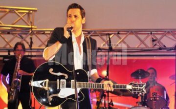 Miile de suceveni care s-au aflat sâmbătă noapte în Iulius Mall nu au ratat concertul live, de aproape o oră, susținut de Ștefan Bănică Jr. și echipa sa