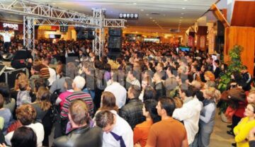 Miile de suceveni care s-au aflat sâmbătă noapte în Iulius Mall nu au ratat concertul live, de aproape o oră, susținut de Ștefan Bănică Jr. și echipa sa