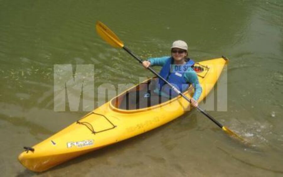 Emiliei ii plac primbarile cu caiacul