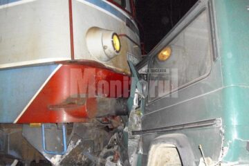 Autoturismul Mercedes a fost lovit în plin de un tren de marfă