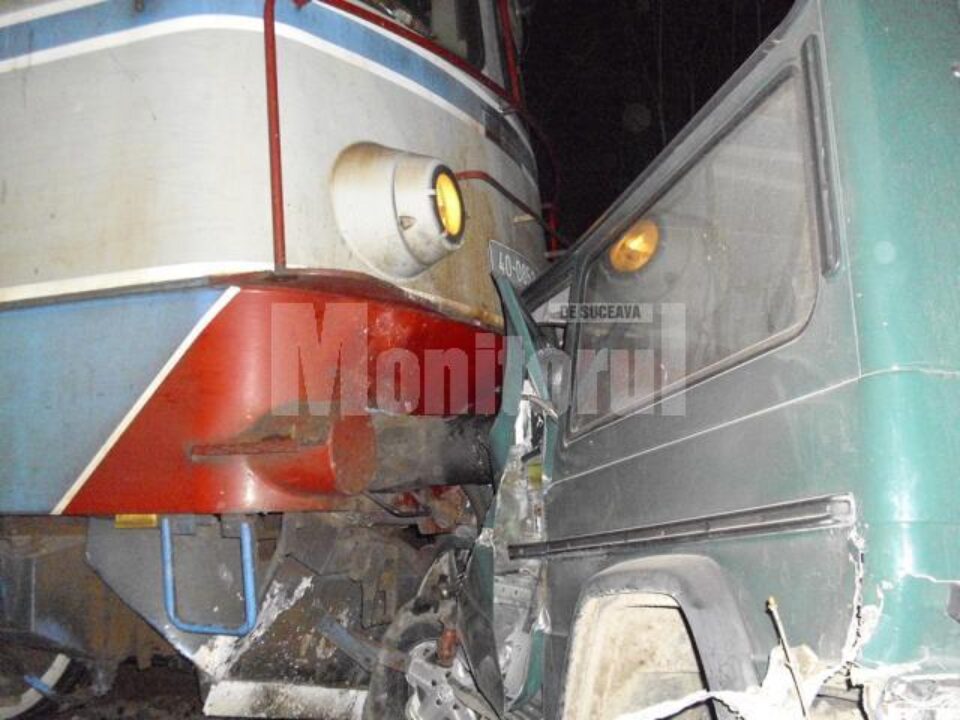 Autoturismul Mercedes a fost lovit în plin de un tren de marfă