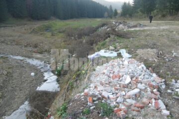 Malul unui pârâu aflat la marginea pădurii, la mică distanță de Mănăstirea Putna, a fost transformat într-o adevărată groapă de gunoi
