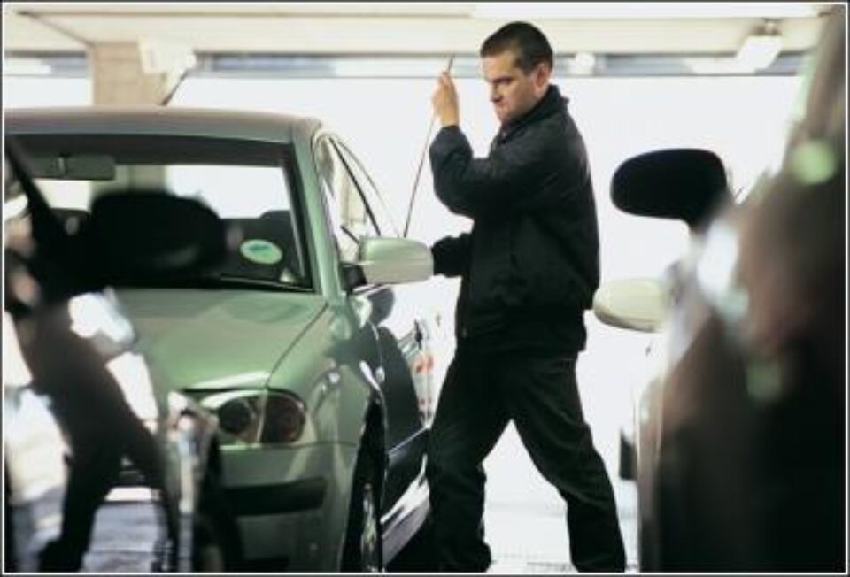 Problemă: Zeci de mașini furate în ultimii ani, dispărute fără urmă