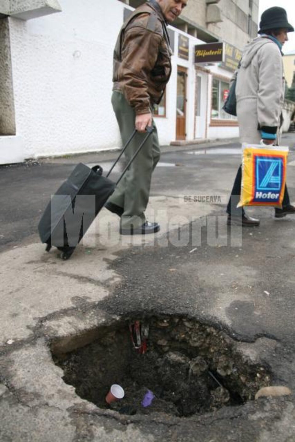 Groapa a apărut exact în același loc în care a mai fost cu o lună în urmă, înainte de a fi astupată