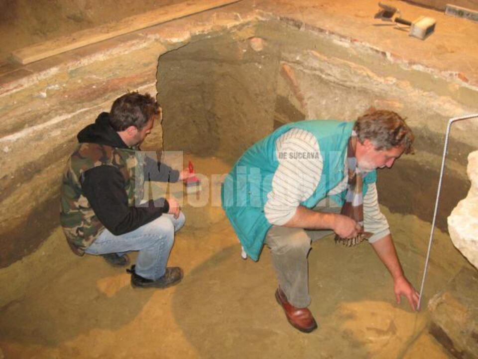 Arheologii Florin Hău și Ștefan Dejan în săpătura din interiorul bisericii