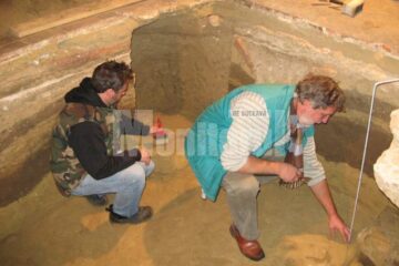 Arheologii Florin Hău și Ștefan Dejan în săpătura din interiorul bisericii