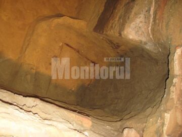 Mormântul medieval descoperit sub pavimentul bisericii