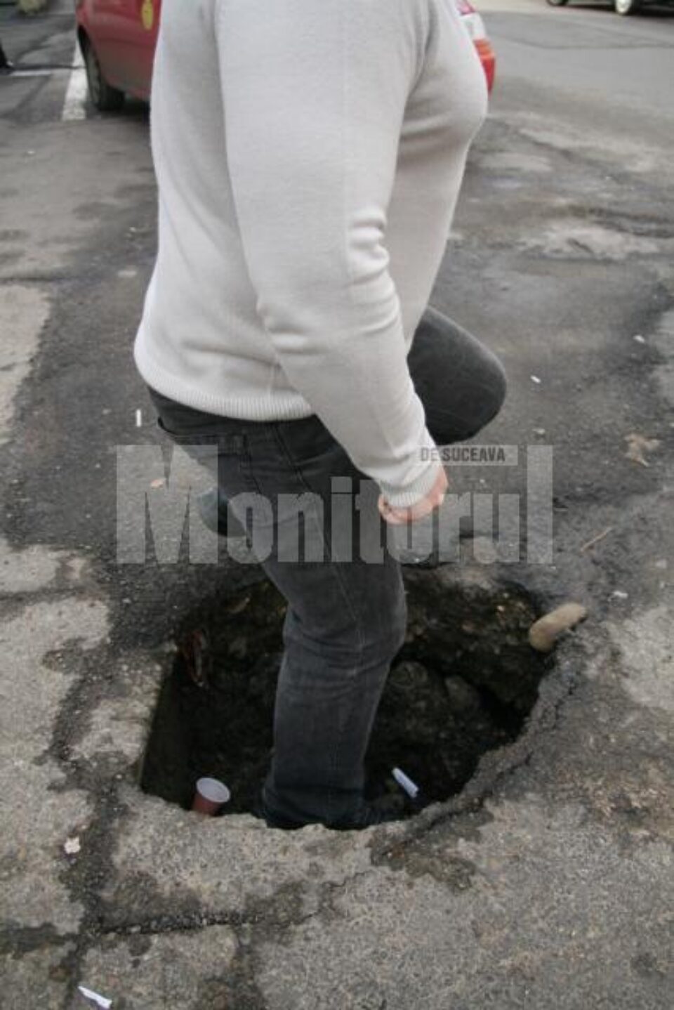 Capcană: O groapă astupată acum o lună a reapărut în centrul Sucevei