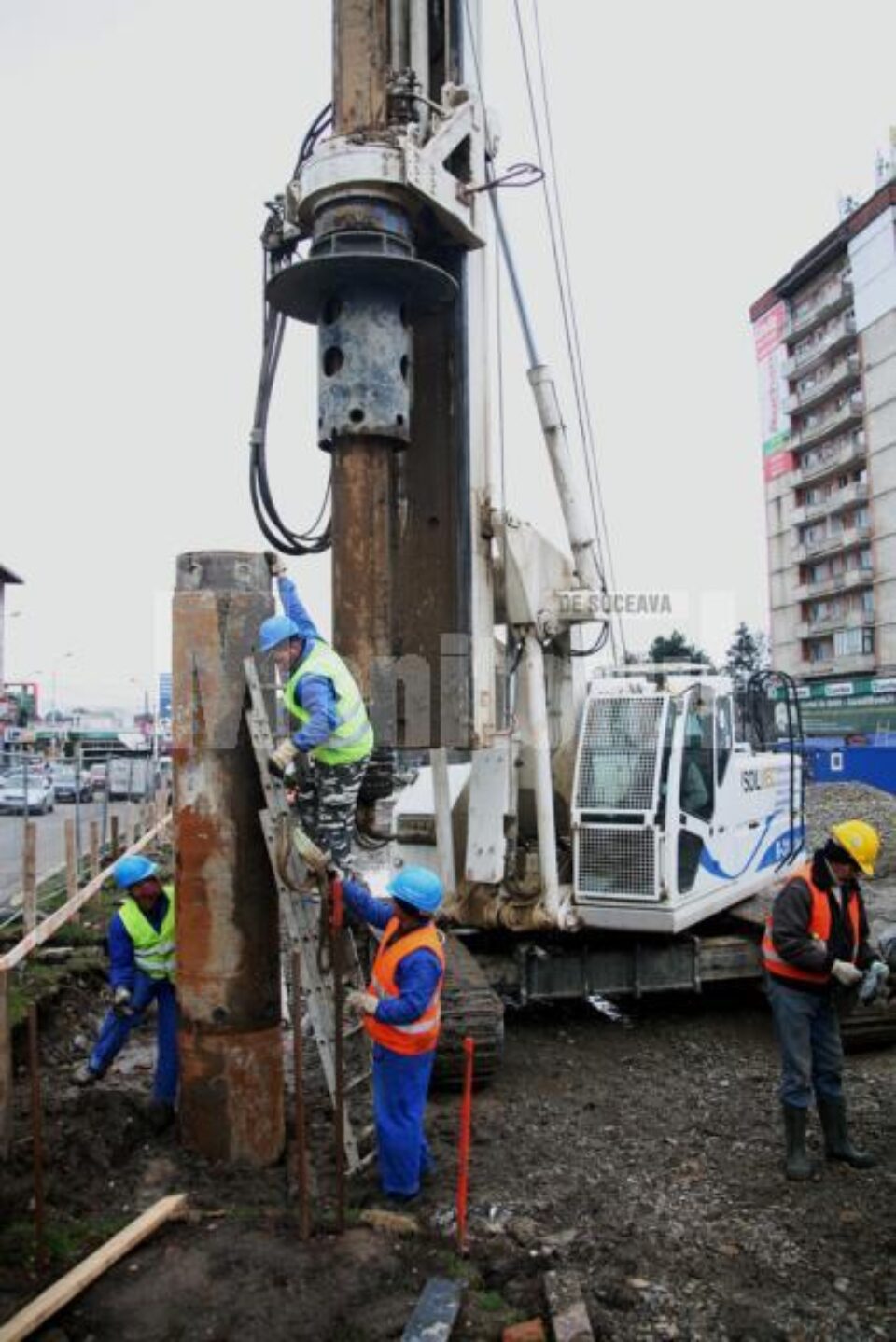 Consolidare parcări: Utilaj gigant adus pentru a fora în centrul Sucevei