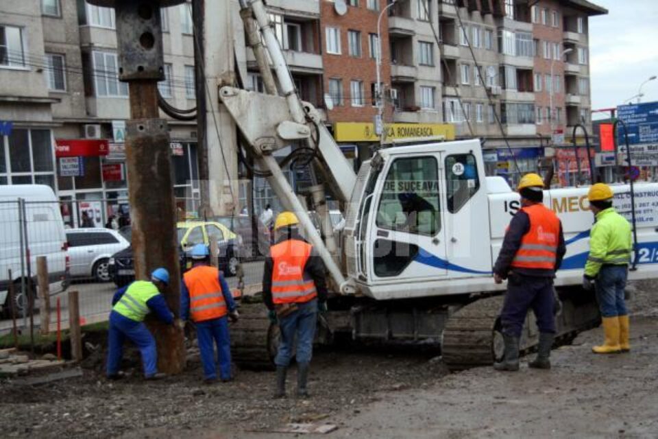 Consolidare parcări: Utilaj gigant adus pentru a fora în centrul Sucevei