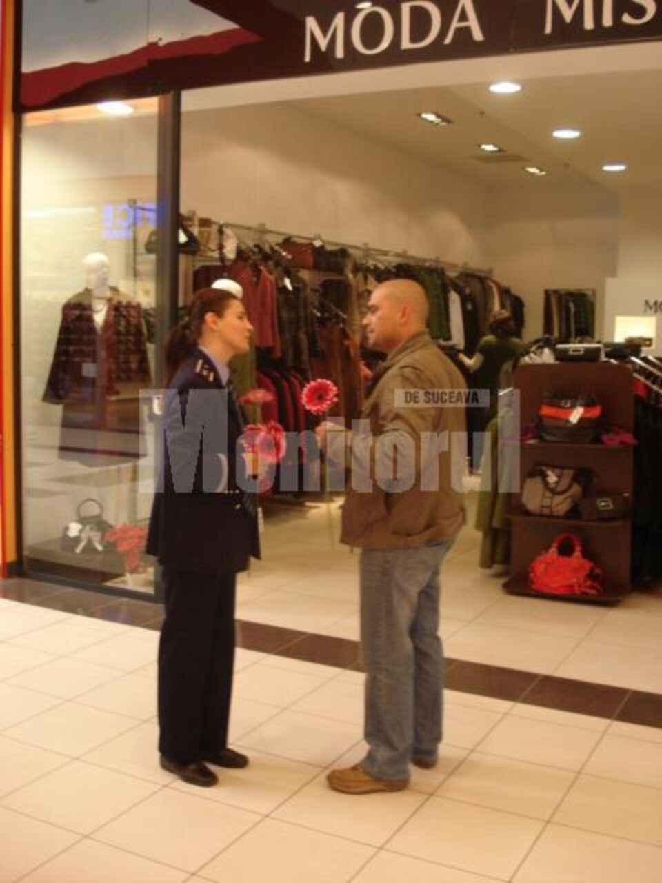 Polițistele au împărțit flori bărbaților, în cadrul acțiunii intitulate „Nu da, dăruiește”! Polițistele au împărțit flori bărbaților, în cadrul acțiunii intitulate „Nu da, dăruiește”!