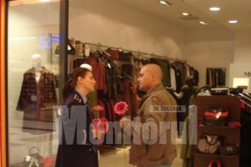 Polițistele au împărțit flori bărbaților, în cadrul acțiunii intitulate „Nu da, dăruiește”!