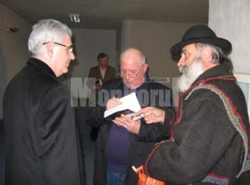 Ion Drăgușanul oferind autografe consulului general al Ucrainei la Suceava, Vasyli Boeciko, și meșterului popular Florin Cramariuc