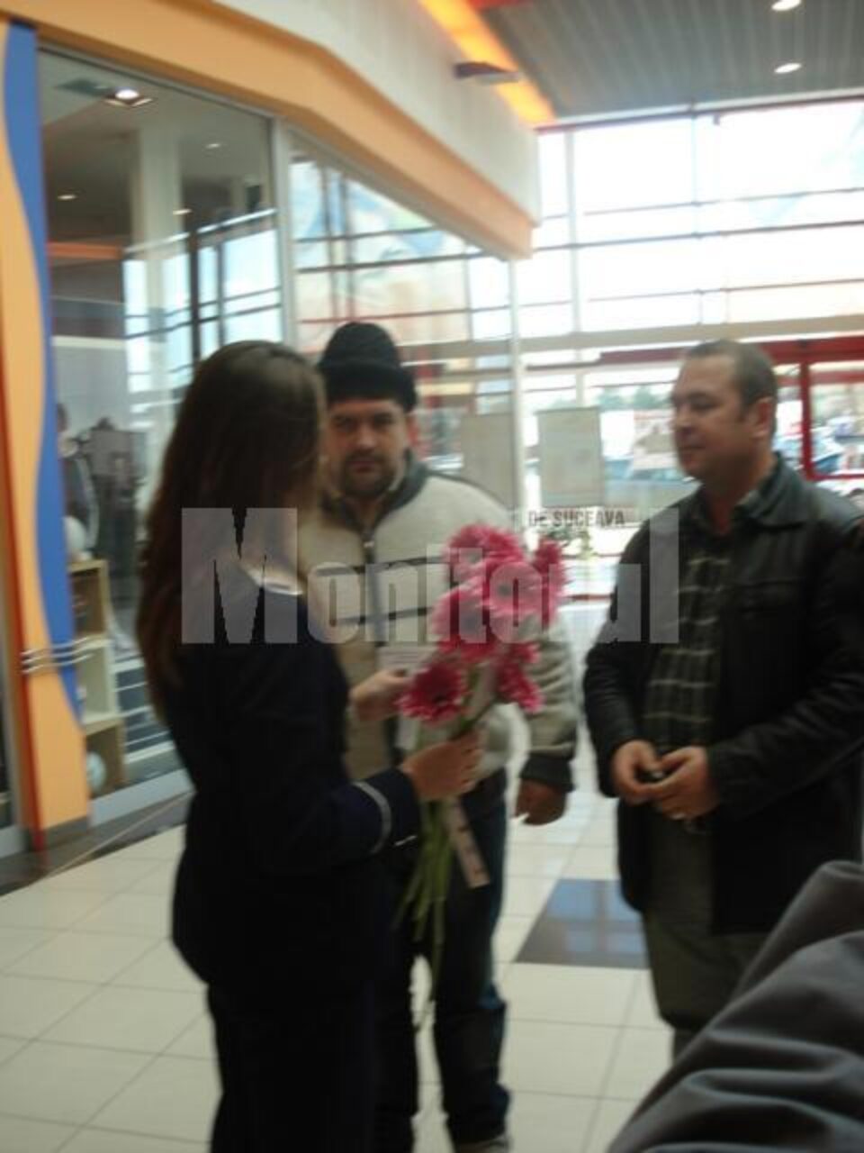 Polițistele au împărțit flori bărbaților, în cadrul acțiunii intitulate „Nu da, dăruiește”!