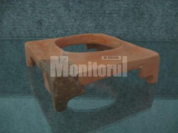 Măsuța-altar cu orificiu central