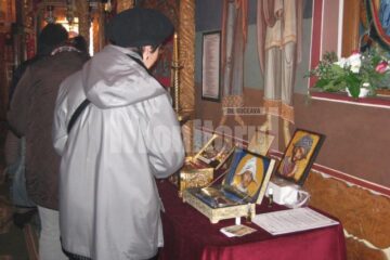 În numele credinței: Pelerinaj la biserica de la Spitalul Vechi, unde este adusă mâna Sfântului Mercurie