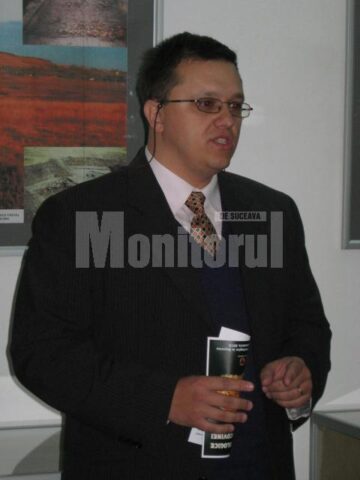 Dr. Bogdan Petru Niculică prezentând expoziția